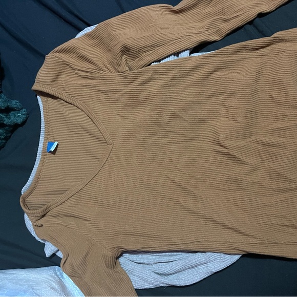 Old navy plush v neck long sleeve tees - Picture 7 of 13